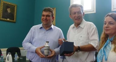 Seferihisar Belediye Başkanı İsmail Yetişkin ve heyeti komşu Samos Adası'na kardeşlik ilişkilerinin ve karşılıklı iş birliklerinin gelişmesi için ziyarette bulundu.