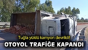 Tuğla yüklü kamyon devrildi, otoyol trafiğe kapandı