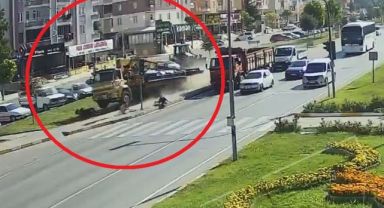 Freni boşalan iş makinesi, yayalara çarptı: 2 ölü, 1 yaralı