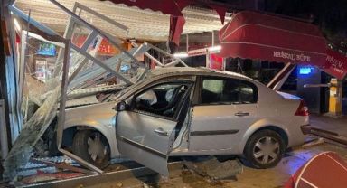 21 yaşındaki alkollü sürücü kafeye daldı