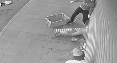4 hırsız, levye ile kepengin kilidini kırıp girdikleri marketi talan etti