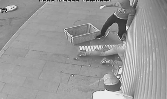4 hırsız, levye ile kepengin kilidini kırıp girdikleri marketi talan etti