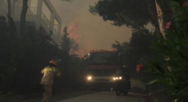 Atina'da korkutan orman yangın: Bölge sakinleri tahliye edildi