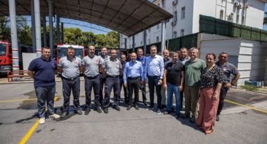 Başkan Soyer alevlere karşı mücadele eden itfaiye personelini ziyaret etti