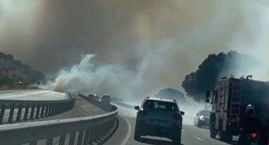 Bergama'daki yangın nedeniyle İzmir-Çanakkale kara yolu trafiğe kapandı