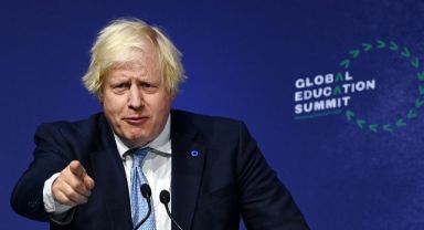 Boris Johnson görevinden istifa etti!