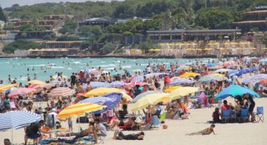 Çeşme’nin nüfusu 1 milyona dayandı, plajlar doldu taştı
