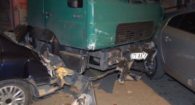 Freni boşalan kamyon 9 araca zarar verdi