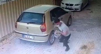 Gözüne kestirdiği çantayı otomobilin içinden saniyeler içinde çaldı!