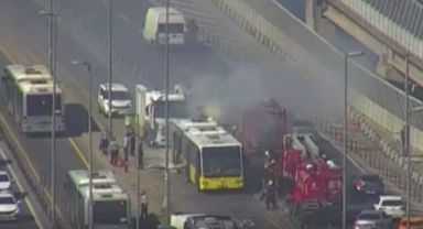 Haliç Köprüsü'nde seyir halindeki metrobüs alev aldı