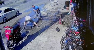 Hırsızlığın böylesi! Yardım ederek çaldılar