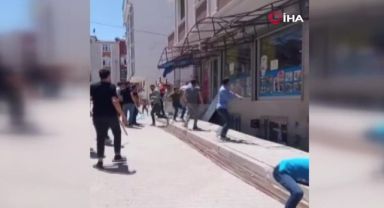 Husumetli aileler birbirine girdi, ortalık savaş alanına döndü