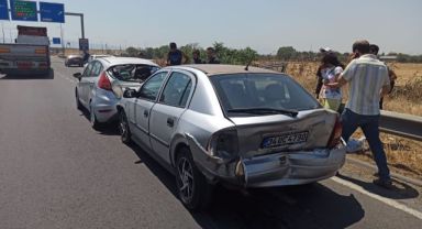 İzmir'de orta refüjde yangın çıktı, 4 araç birbirine girdi