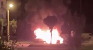 İzmir’de park halindeki otomobil alev topuna döndü
