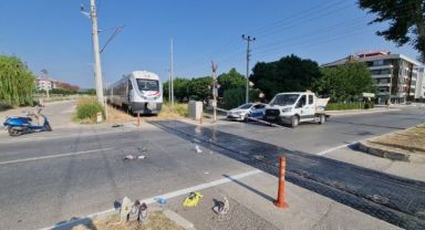 İzmir'de tren ile motosiklet çarpıştı: 1 ağır yaralı