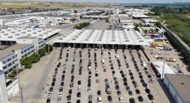 Kapıkule'de 1 günde 35 bin 887 kişinin girişi yapılarak tarihi rekor kırıldı
