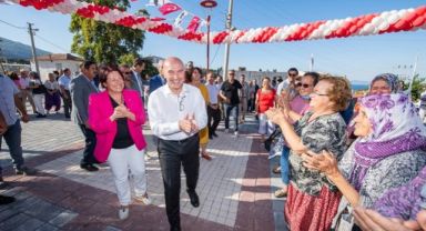 Karaburun'da Mavi Bayrak ve Meydan Coşkusu