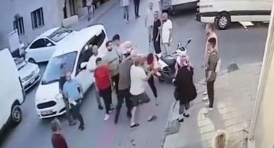 Kaza yapan sürücüler birbirine girdi