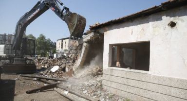 Konak'ta tehlikeli yapı yıkıldı