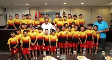 Mardinli çocuklar Başkan Tugay’ı ziyaret etti