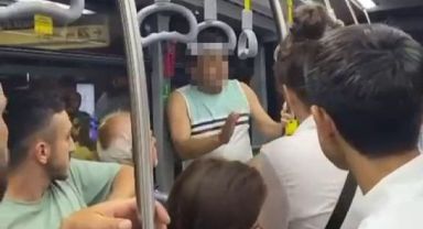 Metrobüste genç kadının fotoğrafını çekti, fark edilince 'Tamam sileceğim' dedi