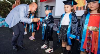 Miniklerin ilk mezuniyet heyecanına Başkan Soyer de ortak oldu