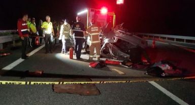 Otobanda bariyerlere çarpan otomobil karşı şeride geçip devrildi: 3 ölü, 2 yaralı