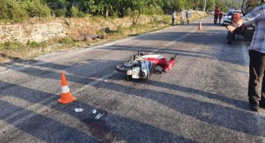 Otomobille çarpışan motosiklet sürücüsü öldü