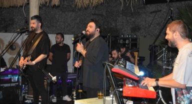 Sakiler grubu Çeşme’de 196’ıncı konserini verdi