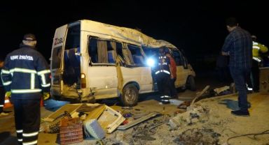 Tarım işçilerini taşıyan minibüs devrildi! Ölü ve yaralılar var