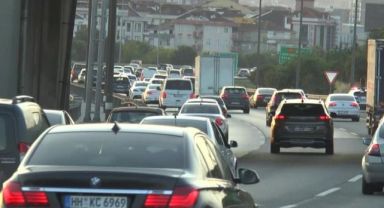 Tatilciler bayrama bir gün kala yola çıktı, trafik durma noktasına geldi