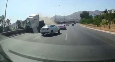 Tırın altında kalmaktan son anda kurtuldular