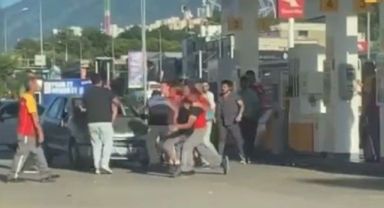 Trafikte kanlı yol verme kavgası!