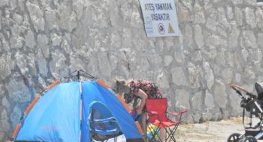 Ünlü tatil merkezi Çeşme'de kamusal alanlarda çadır yasağı