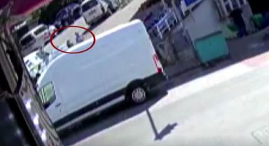 Virajı dönen otomobil dükkan önündeki kadını altına aldı!