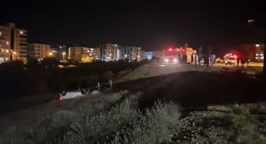 Yolu karıştıran otomobil dere yatağına uçtu
