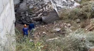 7 metrelik menfezden düşen minibüsteki 2 kişi feci şekilde hayatını kaybetti