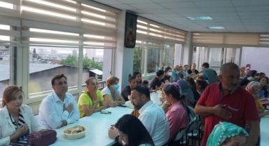 AK Parti İzmir ailesi, Cemevi’nde vatandaşlarla oruç açtı