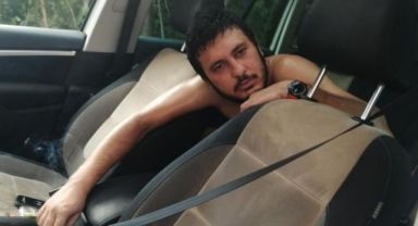 Arabada kilitli kaldı, cam kırılınca da ilk işi sigara yakmak oldu