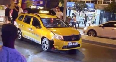 Araçlara yeşil ışık yanarken karşıya geçen vatandaşlara ticari taksi çarptı
