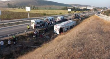 Asker adaylarını taşıyan otobüs devrildi: Çok sayıda yaralı var