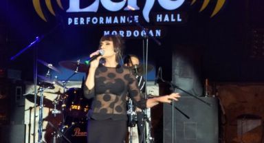 Ayşegül Aldinç'ten Muhteşem Performans