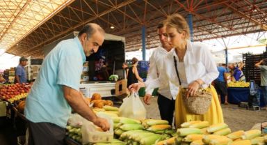 Başkan Aydın Pazar esnafını ziyaret etti