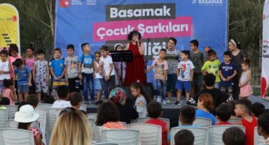 Bayraklı çocuklar gibi şen!
