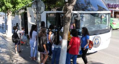 Buca'da anne ve çocuklara deniz keyfi