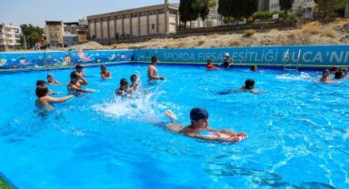 Bucalı çocuklar “mahalledeki havuzda” yüzme öğreniyor