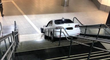 Çaldığı araçla metro istasyonunun merdivenlerine sıkıştı