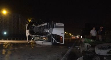 Direksiyon hakimiyetini kaybeden sürücü servis aracıyla ters döndü