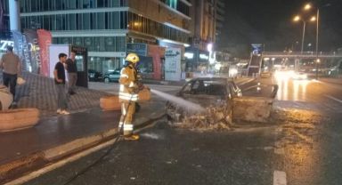 E-5'te alev alev yanan otomobil hurda yığınına döndü
