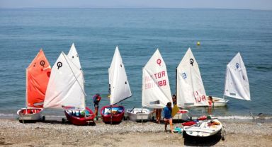 Geleceğin yelken sporcu kızları Narlıdere'de yettişecek